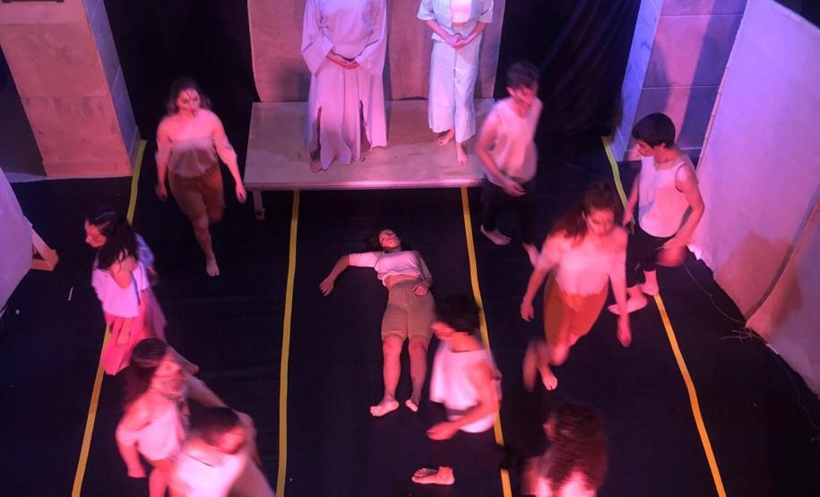 orfeu 3 Os estudantes do 4° ano do Curso de Teatro do Colégio Estadual do Paraná (CEP) participaram da prova pública com a estreia do clássico “Orfeu e Eurídice”, que conta a história dos mitos gregos em uma adaptação com direção do professor André Meirelles. A novidade ficou por conta da interpretação do elenco, feita também em libras para tornar o teatro ainda mais inclusivo.