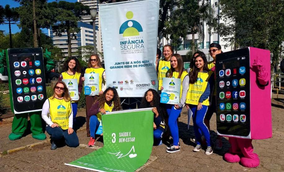 Na manhã desta quinta-feira (10), alguns estudantes do Colégio Estadual do Paraná (CEP) participaram de uma blitz educativa organizada no semáforo do cruzamento das principais vias de acesso à instituição. Com orientações dos agentes municipais de trânsito, e acompanhados por professores e pedagogos do CEP, os estudantes abordaram os motoristas no trânsito e repassaram material educativo contendo orientações de como ensinar crianças e adolescentes a usarem a internet de forma mais equilibrada.
