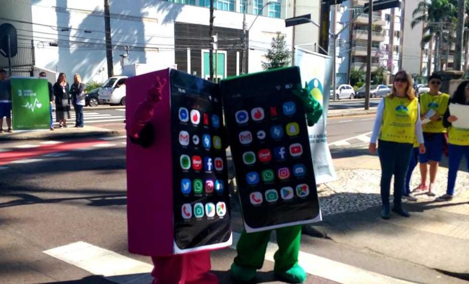 Na manhã desta quinta-feira (10), alguns estudantes do Colégio Estadual do Paraná (CEP) participaram de uma blitz educativa organizada no semáforo do cruzamento das principais vias de acesso à instituição. Com orientações dos agentes municipais de trânsito, e acompanhados por professores e pedagogos do CEP, os estudantes abordaram os motoristas no trânsito e repassaram material educativo contendo orientações de como ensinar crianças e adolescentes a usarem a internet de forma mais equilibrada.