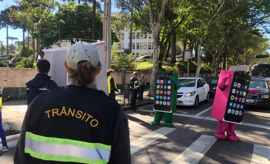 Na manhã desta quinta-feira (10), alguns estudantes do Colégio Estadual do Paraná (CEP) participaram de uma blitz educativa organizada no semáforo do cruzamento das principais vias de acesso à instituição. Com orientações dos agentes municipais de trânsito, e acompanhados por professores e pedagogos do CEP, os estudantes abordaram os motoristas no trânsito e repassaram material educativo contendo orientações de como ensinar crianças e adolescentes a usarem a internet de forma mais equilibrada.