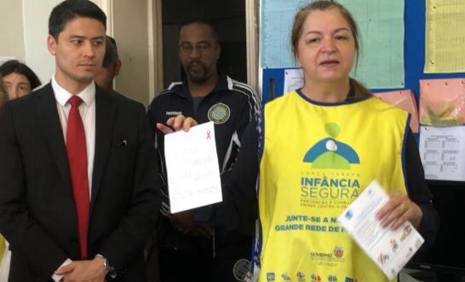 A ação com os estudantes também foi acompanhada pelo delegado da Polícia Federal Felipe Hayashi, que é diretor do Departamento de Justiça da Secretaria Estadual de Justiça, Família e Trabalho. Também Cineiva Campoli Paulino Tono – Gerente de Projetos no Departamento de Justiça – Secretaria de Estado da Justiça, Família e Trabalho do Paraná, Coordenadora da Ação 5 (Prevenção a Crimes Cibernéticos) do Pacto Infância Segura PR.