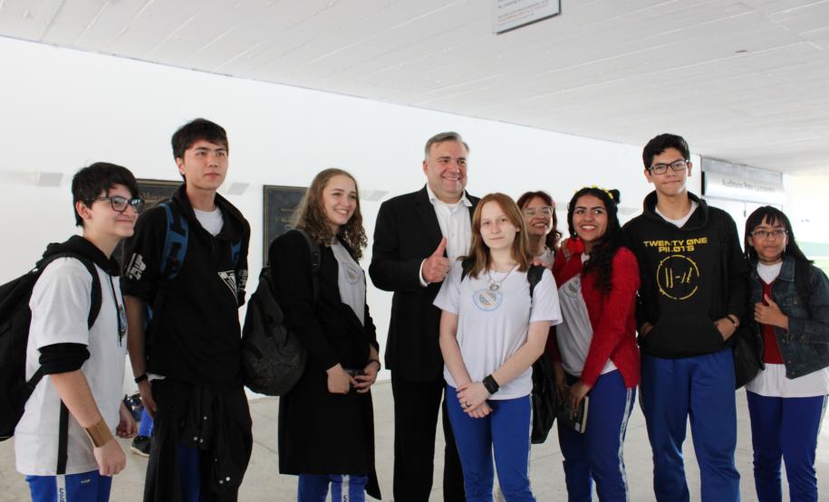 Ainda como parte da programação, na sexta-feira (11), e com convite estendido aos familiares, algumas turmas de estudantes do CEP foram levadas ao auditório do Museu Oscar Niemeyer, em Curitiba. Lá, eles assistiram às palestras com outros temas relacionados ao uso consciente dos equipamentos tecnológicos conectados à internet