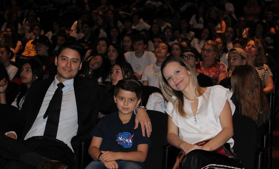 Ainda como parte da programação, na sexta-feira (11), e com convite estendido aos familiares, algumas turmas de estudantes do CEP foram levadas ao auditório do Museu Oscar Niemeyer, em Curitiba. Lá, eles assistiram às palestras com outros temas relacionados ao uso consciente dos equipamentos tecnológicos conectados à internet