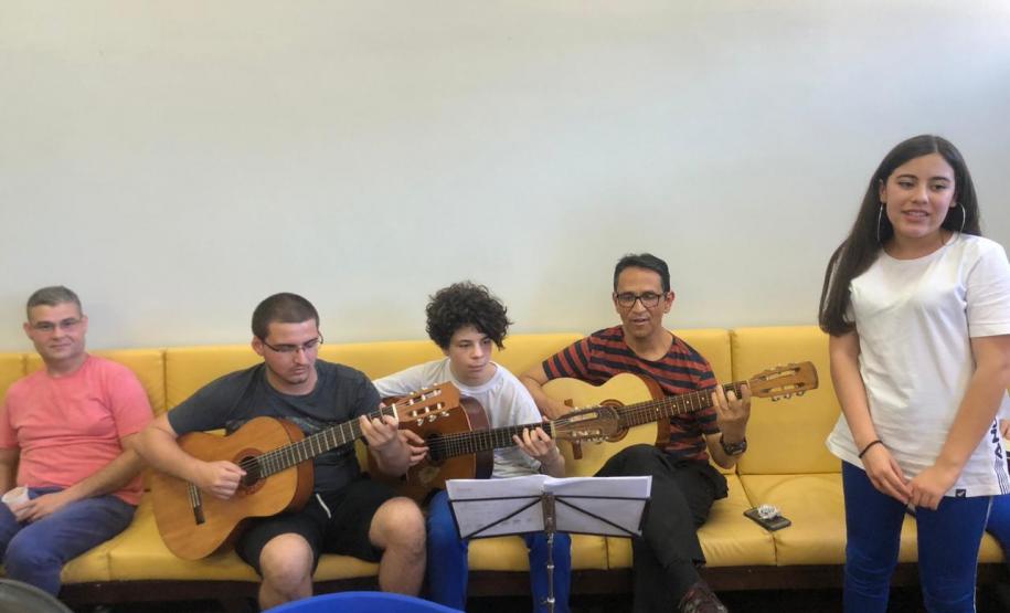 Homenagem 2 Na sexta-feira (11), em algumas unidades de atendimento, os estudantes cantaram e tocaram músicas do repertório nacional, sempre acompanhados pelo professor Jonas Nascimento, no violão.