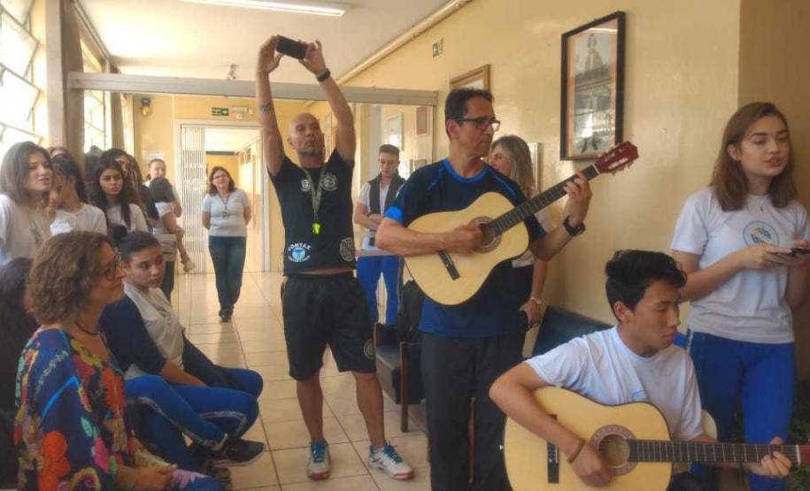Homenagem 3 Na sexta-feira (11), em algumas unidades de atendimento, os estudantes cantaram e tocaram músicas do repertório nacional, sempre acompanhados pelo professor Jonas Nascimento, no violão.