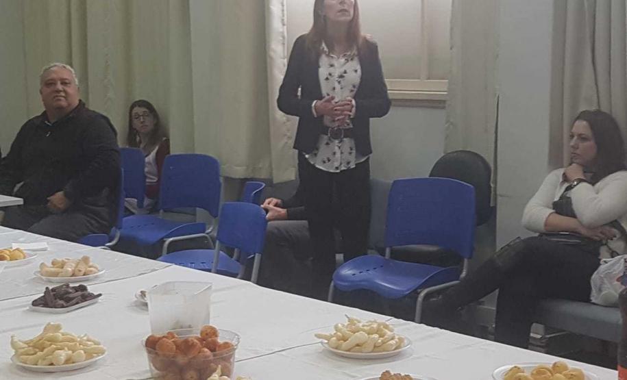 Homenagem 4 Na sexta-feira (11), em algumas unidades de atendimento, os estudantes cantaram e tocaram músicas do repertório nacional, sempre acompanhados pelo professor Jonas Nascimento, no violão.