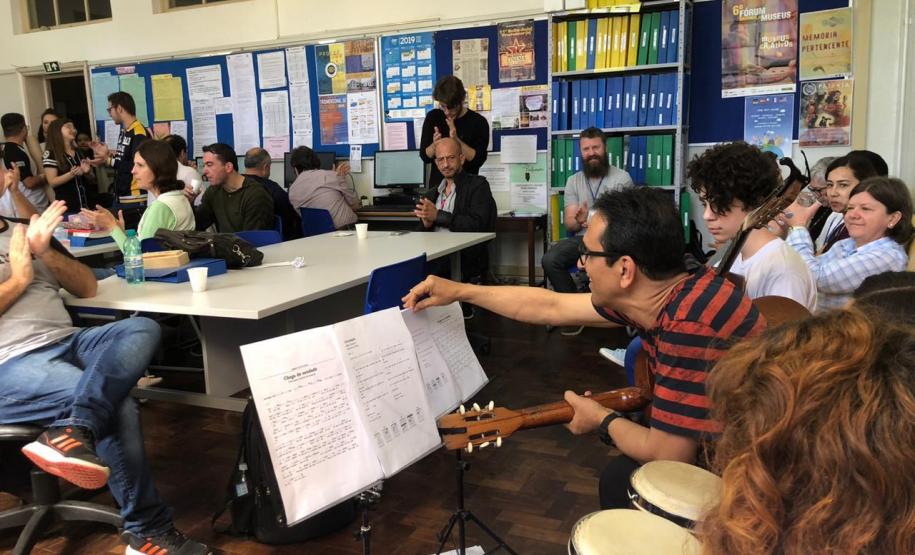 Homenagem 5 Na sexta-feira (11), em algumas unidades de atendimento, os estudantes cantaram e tocaram músicas do repertório nacional, sempre acompanhados pelo professor Jonas Nascimento, no violão.