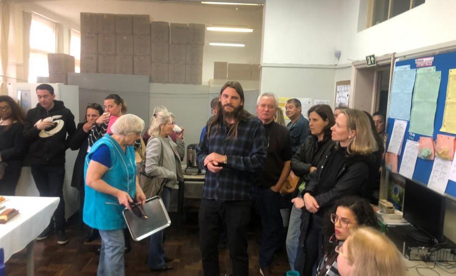 Homenagem 6 Na sexta-feira (11), em algumas unidades de atendimento, os estudantes cantaram e tocaram músicas do repertório nacional, sempre acompanhados pelo professor Jonas Nascimento, no violão.