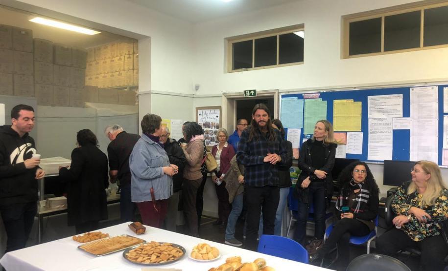 Homenagem 7 Os diretores auxiliares e equipe pedagógica, nas unidades de atendimento, cumprimentaram os docentes na sala dos professores durante o intervalo de aulas nesta terça-feira (15). Lá, eles participaram de um lanche coletivo organizado e oferecido pelos próprios professores de cada turno.