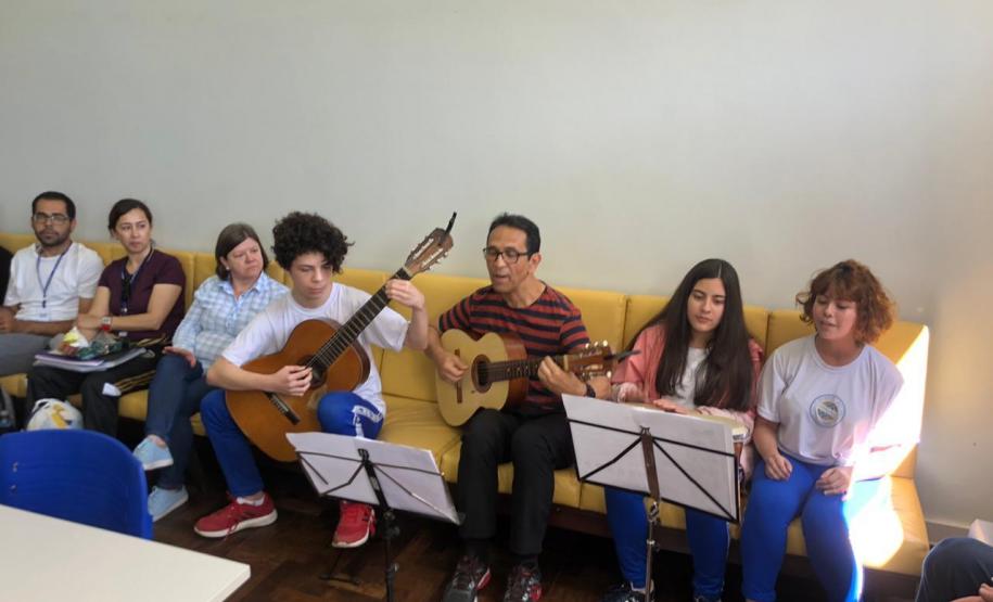 homenagem 8 Os diretores auxiliares e equipe pedagógica, nas unidades de atendimento, cumprimentaram os docentes na sala dos professores durante o intervalo de aulas nesta terça-feira (15). Lá, eles participaram de um lanche coletivo organizado e oferecido pelos próprios professores de cada turno.