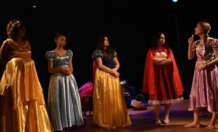 O elenco é formado por 20 estudantes do Modulado Grutinha, ofertado na Escolinha de Arte do CEP. São atores e atrizes que se preparam para mostrar mais essa história criativa aos estudantes das escolas Municipais e, no Festival de Teatro de Pinhais, ao público de uma escola do município metropolitano de Piraquara. Além dessas, outras apresentações serão programadas ainda para este semestre.