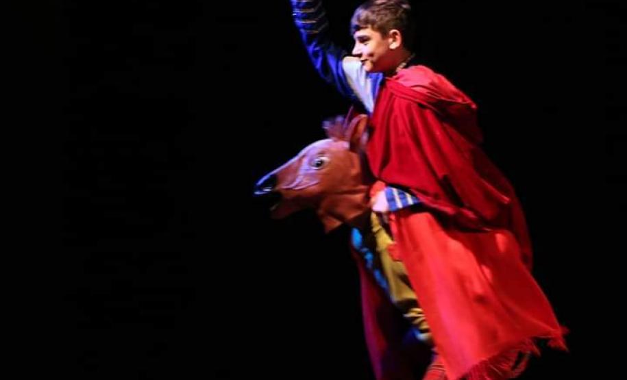 O elenco é formado por 20 estudantes do Modulado Grutinha, ofertado na Escolinha de Arte do CEP. São atores e atrizes que se preparam para mostrar mais essa história criativa aos estudantes das escolas Municipais e, no Festival de Teatro de Pinhais, ao público de uma escola do município metropolitano de Piraquara. Além dessas, outras apresentações serão programadas ainda para este semestre.