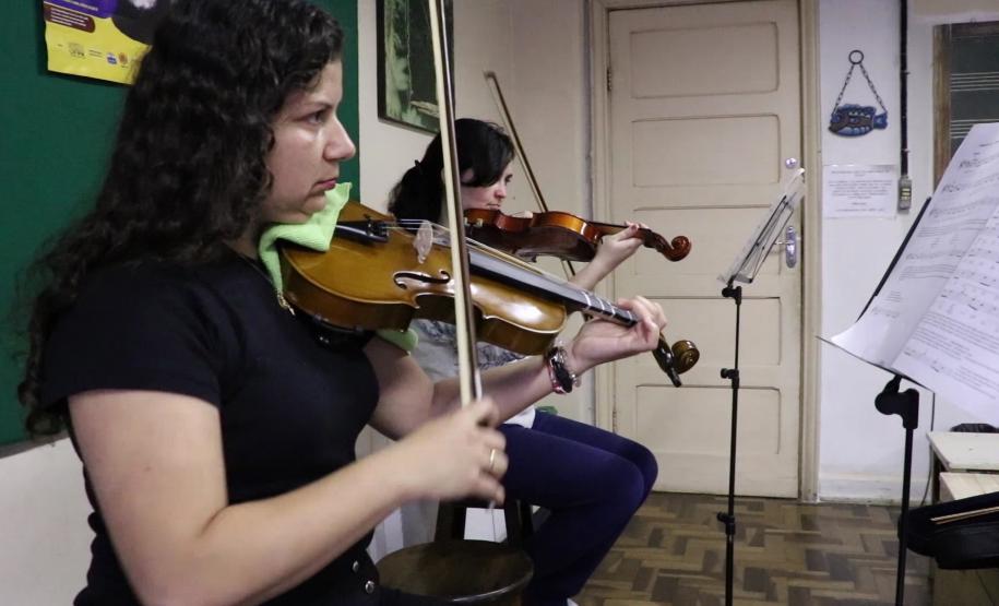 Os estudantes do Colégio Estadual do Paraná (CEP) contam com esse privilégio e podem escolher uma das opções ofertadas na Escolinha de Arte. São aulas para os Modulados de Piano, de Violino, de Violão, de Viola Caipira e de Pandeiro. Já o ensino de instrumentos de Sopro, Metais, Clarinetes, Bass (Clarone), Trompas, Tubas, Tumbadoras, Bombo Sinfônico, Tímpanos e Fagote são ministrados no Modulado de Práticas de Banda