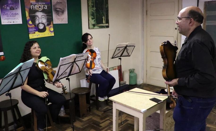 Os estudantes do Colégio Estadual do Paraná (CEP) contam com esse privilégio e podem escolher uma das opções ofertadas na Escolinha de Arte. São aulas para os Modulados de Piano, de Violino, de Violão, de Viola Caipira e de Pandeiro. Já o ensino de instrumentos de Sopro, Metais, Clarinetes, Bass (Clarone), Trompas, Tubas, Tumbadoras, Bombo Sinfônico, Tímpanos e Fagote são ministrados no Modulado de Práticas de Banda