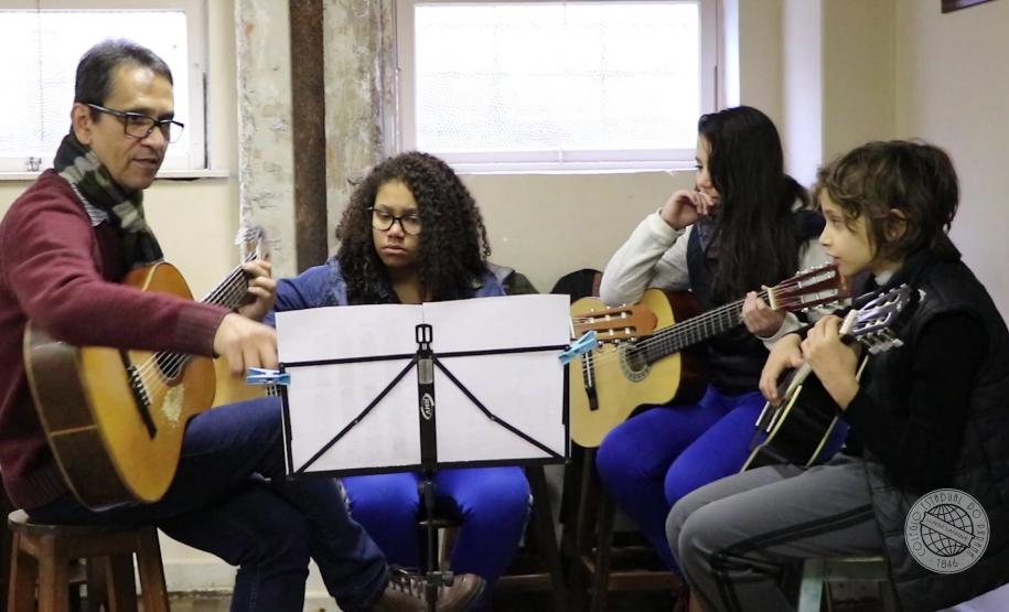 Os estudantes do Colégio Estadual do Paraná (CEP) contam com esse privilégio e podem escolher uma das opções ofertadas na Escolinha de Arte. São aulas para os Modulados de Piano, de Violino, de Violão, de Viola Caipira e de Pandeiro. Já o ensino de instrumentos de Sopro, Metais, Clarinetes, Bass (Clarone), Trompas, Tubas, Tumbadoras, Bombo Sinfônico, Tímpanos e Fagote são ministrados no Modulado de Práticas de Banda.