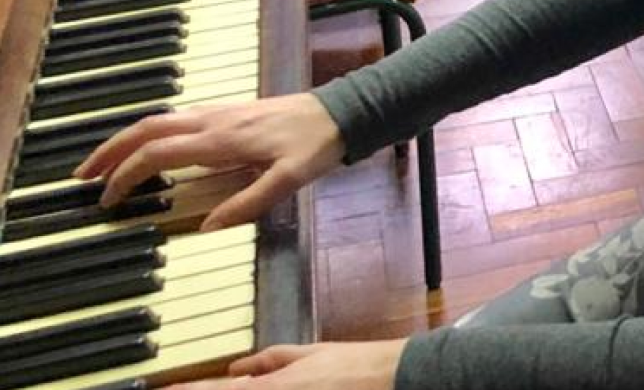 Os estudantes do Colégio Estadual do Paraná (CEP) contam com esse privilégio e podem escolher uma das opções ofertadas na Escolinha de Arte. São aulas para os Modulados de Piano, de Violino, de Violão, de Viola Caipira e de Pandeiro. Já o ensino de instrumentos de Sopro, Metais, Clarinetes, Bass (Clarone), Trompas, Tubas, Tumbadoras, Bombo Sinfônico, Tímpanos e Fagote são ministrados no Modulado de Práticas de Banda.