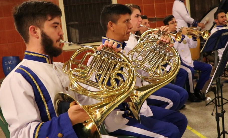 Os estudantes do Colégio Estadual do Paraná (CEP) contam com esse privilégio e podem escolher uma das opções ofertadas na Escolinha de Arte. São aulas para os Modulados de Piano, de Violino, de Violão, de Viola Caipira e de Pandeiro. Já o ensino de instrumentos de Sopro, Metais, Clarinetes, Bass (Clarone), Trompas, Tubas, Tumbadoras, Bombo Sinfônico, Tímpanos e Fagote são ministrados no Modulado de Práticas de Banda.