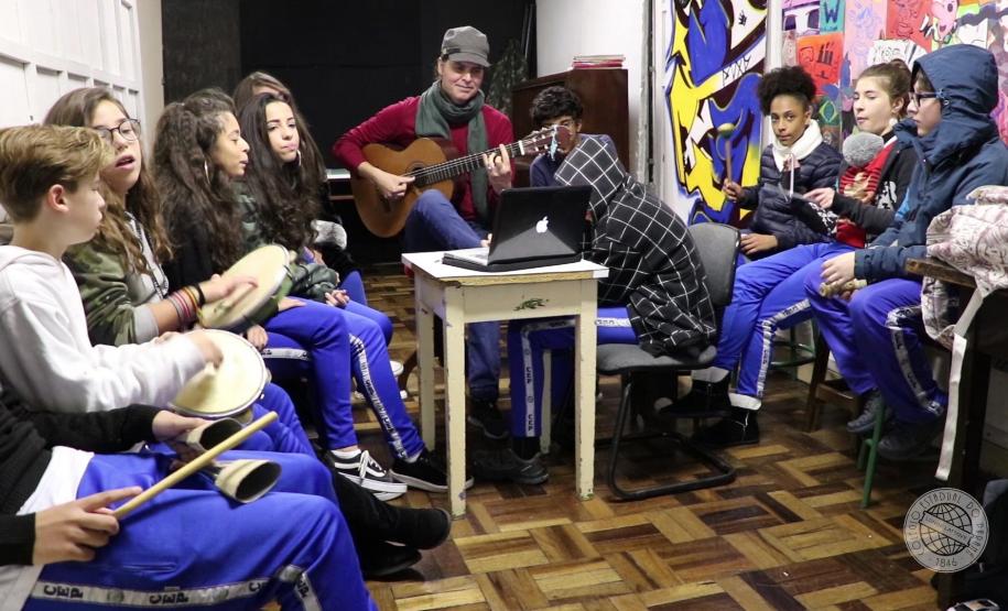 Os estudantes do Colégio Estadual do Paraná (CEP) contam com esse privilégio e podem escolher uma das opções ofertadas na Escolinha de Arte. São aulas para os Modulados de Piano, de Violino, de Violão, de Viola Caipira e de Pandeiro. Já o ensino de instrumentos de Sopro, Metais, Clarinetes, Bass (Clarone), Trompas, Tubas, Tumbadoras, Bombo Sinfônico, Tímpanos e Fagote são ministrados no Modulado de Práticas de Banda.