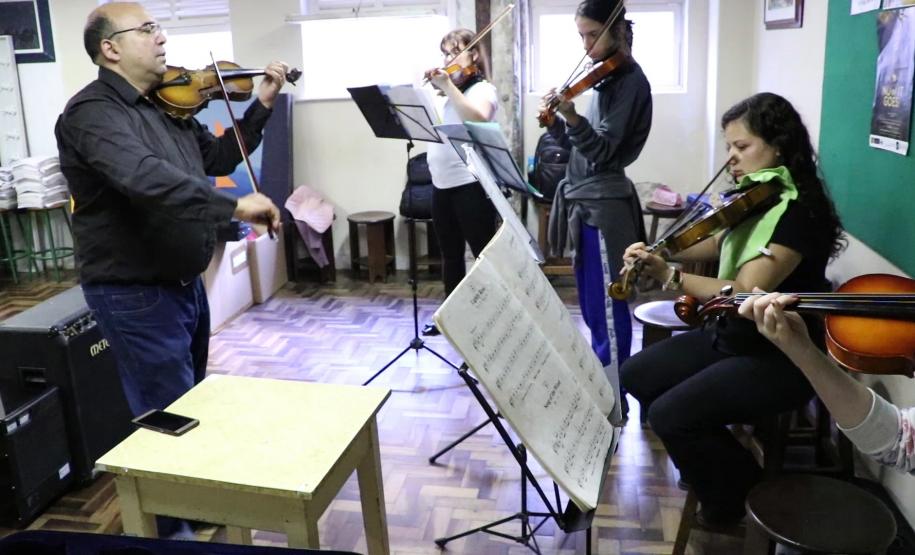 Os estudantes do Colégio Estadual do Paraná (CEP) contam com esse privilégio e podem escolher uma das opções ofertadas na Escolinha de Arte. São aulas para os Modulados de Piano, de Violino, de Violão, de Viola Caipira e de Pandeiro. Já o ensino de instrumentos de Sopro, Metais, Clarinetes, Bass (Clarone), Trompas, Tubas, Tumbadoras, Bombo Sinfônico, Tímpanos e Fagote são ministrados no Modulado de Práticas de Banda.