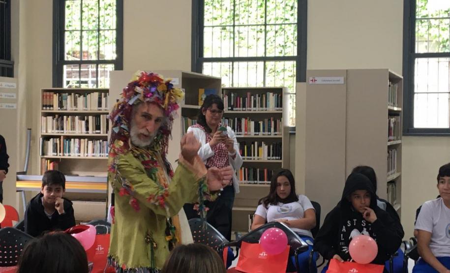 cervantes 1 Na última quarta-feira (16) e na sexta-feira (18), o próprio personagem “Cervantes”, criado pelo ator Carlos Daitshman, conversou em castelhano com os estudantes que estão aprendendo a biografia do escritor nas aulas curriculares de Língua Espanhola.