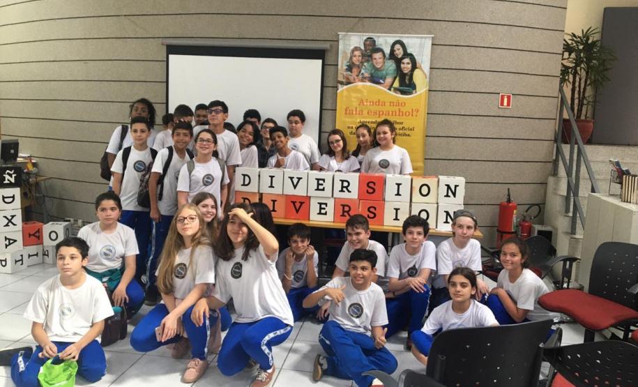 cervantes 3 Na última quarta-feira (16) e na sexta-feira (18), o próprio personagem “Cervantes”, criado pelo ator Carlos Daitshman, conversou em castelhano com os estudantes que estão aprendendo a biografia do escritor nas aulas curriculares de Língua Espanhola.