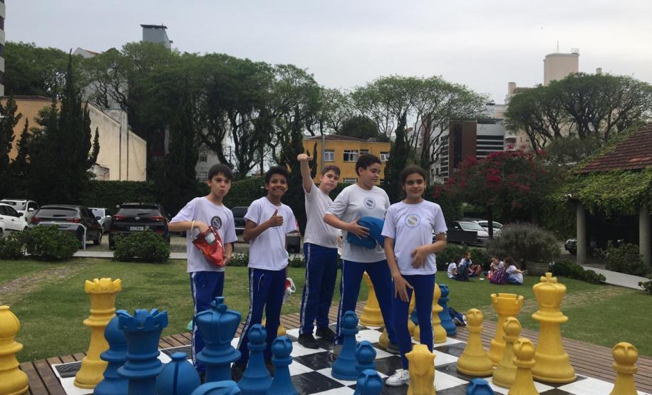 cervantes 4 Na última quarta-feira (16) e na sexta-feira (18), o próprio personagem “Cervantes”, criado pelo ator Carlos Daitshman, conversou em castelhano com os estudantes que estão aprendendo a biografia do escritor nas aulas curriculares de Língua Espanhola.