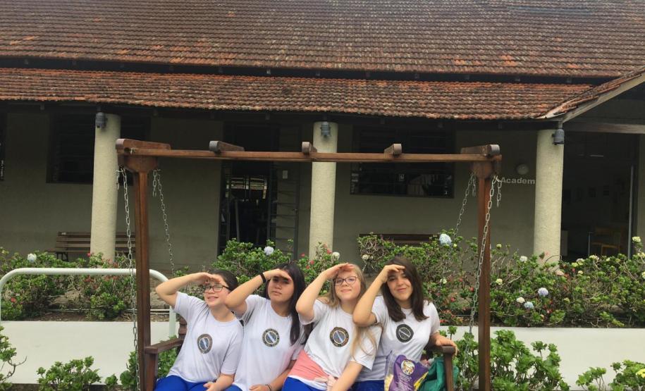 cervantes 5 Na última quarta-feira (16) e na sexta-feira (18), o próprio personagem “Cervantes”, criado pelo ator Carlos Daitshman, conversou em castelhano com os estudantes que estão aprendendo a biografia do escritor nas aulas curriculares de Língua Espanhola.