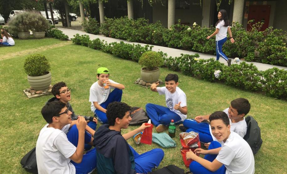 cervantes 6 Na última quarta-feira (16) e na sexta-feira (18), o próprio personagem “Cervantes”, criado pelo ator Carlos Daitshman, conversou em castelhano com os estudantes que estão aprendendo a biografia do escritor nas aulas curriculares de Língua Espanhola.