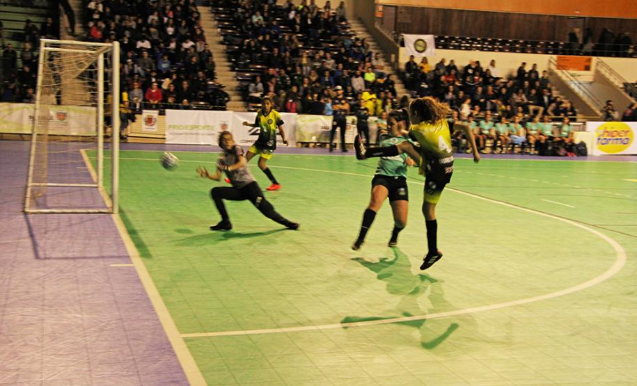 professora Danielly Quadros saiu vitoriosa da partida contra a forte Seleção da Colômbia na noite desta segunda-feira (21). A equipe brasileira venceu com um placar de 4 a 2 em uma partida disputada no Ginásio do Tarumâ, em Curitiba. O confronto é preparatório para o Campeonato Sulamericano, que será disputado na Colômbia em 2020.