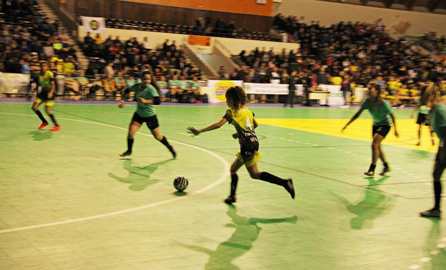 professora Danielly Quadros saiu vitoriosa da partida contra a forte Seleção da Colômbia na noite desta segunda-feira (21). A equipe brasileira venceu com um placar de 4 a 2 em uma partida disputada no Ginásio do Tarumâ, em Curitiba. O confronto é preparatório para o Campeonato Sulamericano, que será disputado na Colômbia em 2020.