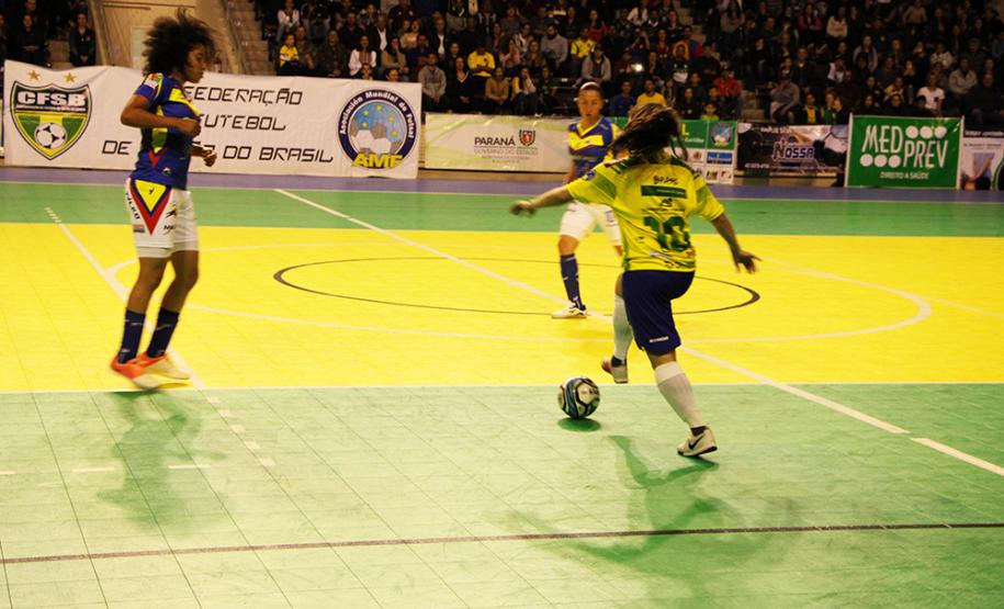 professora Danielly Quadros saiu vitoriosa da partida contra a forte Seleção da Colômbia na noite desta segunda-feira (21). A equipe brasileira venceu com um placar de 4 a 2 em uma partida disputada no Ginásio do Tarumâ, em Curitiba. O confronto é preparatório para o Campeonato Sulamericano, que será disputado na Colômbia em 2020.