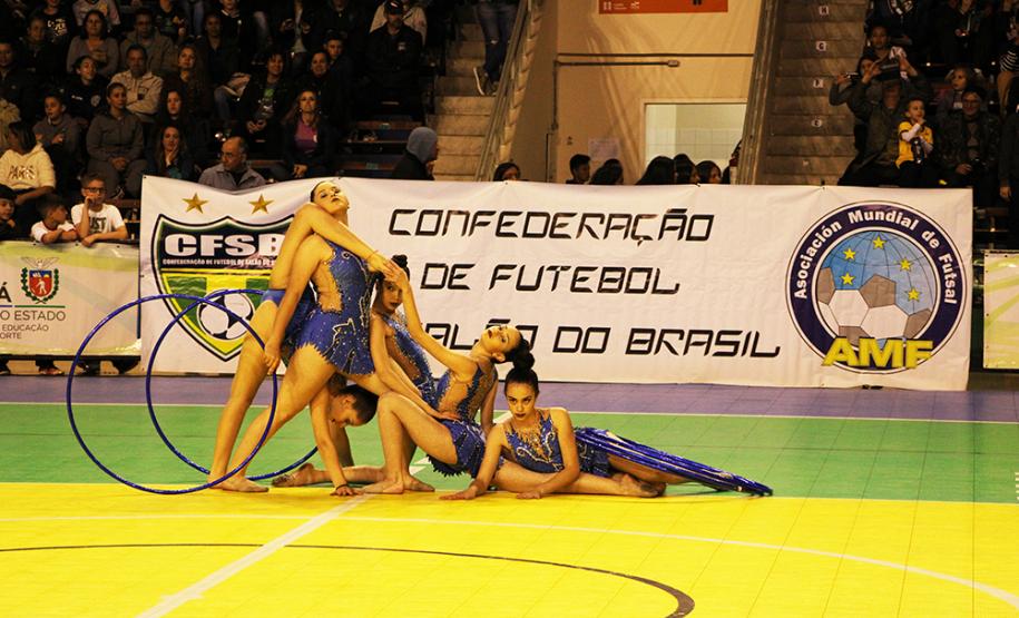 professora Danielly Quadros saiu vitoriosa da partida contra a forte Seleção da Colômbia na noite desta segunda-feira (21). A equipe brasileira venceu com um placar de 4 a 2 em uma partida disputada no Ginásio do Tarumâ, em Curitiba. O confronto é preparatório para o Campeonato Sulamericano, que será disputado na Colômbia em 2020.