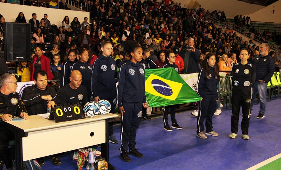 professora Danielly Quadros saiu vitoriosa da partida contra a forte Seleção da Colômbia na noite desta segunda-feira (21). A equipe brasileira venceu com um placar de 4 a 2 em uma partida disputada no Ginásio do Tarumâ, em Curitiba. O confronto é preparatório para o Campeonato Sulamericano, que será disputado na Colômbia em 2020.