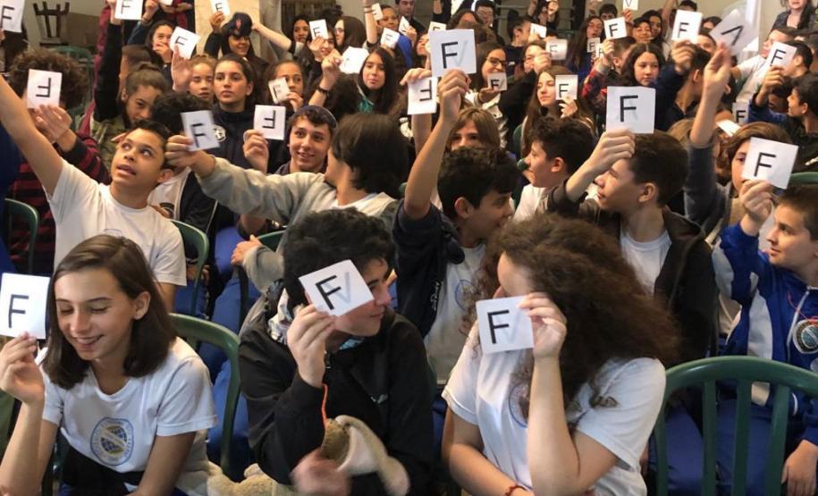 Previne 3 Dez estudantes do Curso de Medicina, que fazem parte da Liga Acadêmica de Otorrinolaringologia do Hospital de Clínicas de Curitiba, promoveram, nesta quarta-feira (23), uma palestra para os estudantes dos 8°s anos do Ensino Fundamental do Colégio Estadual do Paraná (CEP). Eles falaram sobre os danos causados ao organismo pelo consumo de álcool e o uso frequente de cigarros, além dos potenciais para o desenvolvimento do vício e doenças graves, que podem inclusive causar a morte dos usuários.