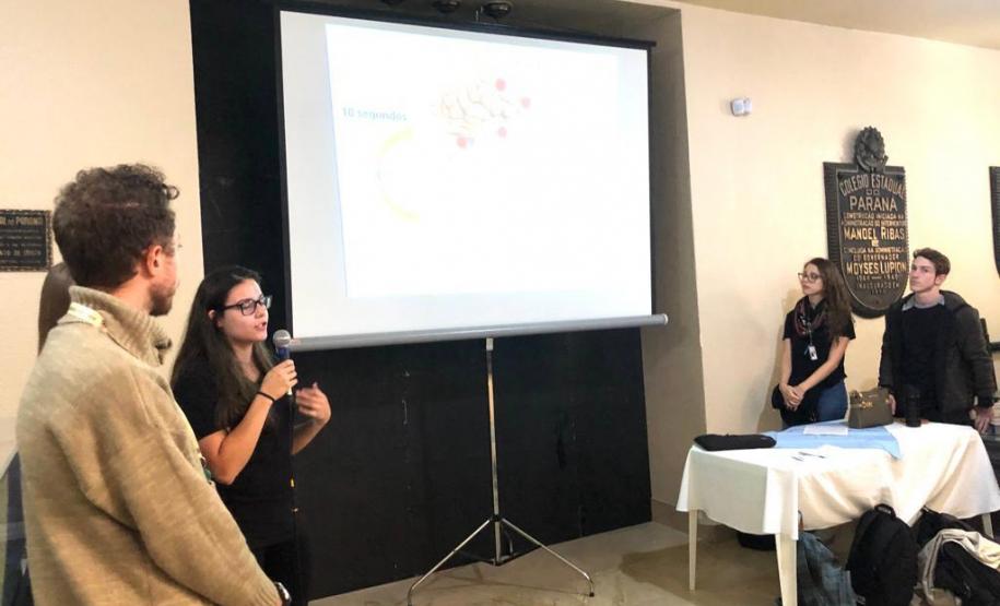 Previne 4 Dez estudantes do Curso de Medicina, que fazem parte da Liga Acadêmica de Otorrinolaringologia do Hospital de Clínicas de Curitiba, promoveram, nesta quarta-feira (23), uma palestra para os estudantes dos 8°s anos do Ensino Fundamental do Colégio Estadual do Paraná (CEP). Eles falaram sobre os danos causados ao organismo pelo consumo de álcool e o uso frequente de cigarros, além dos potenciais para o desenvolvimento do vício e doenças graves, que podem inclusive causar a morte dos usuários.