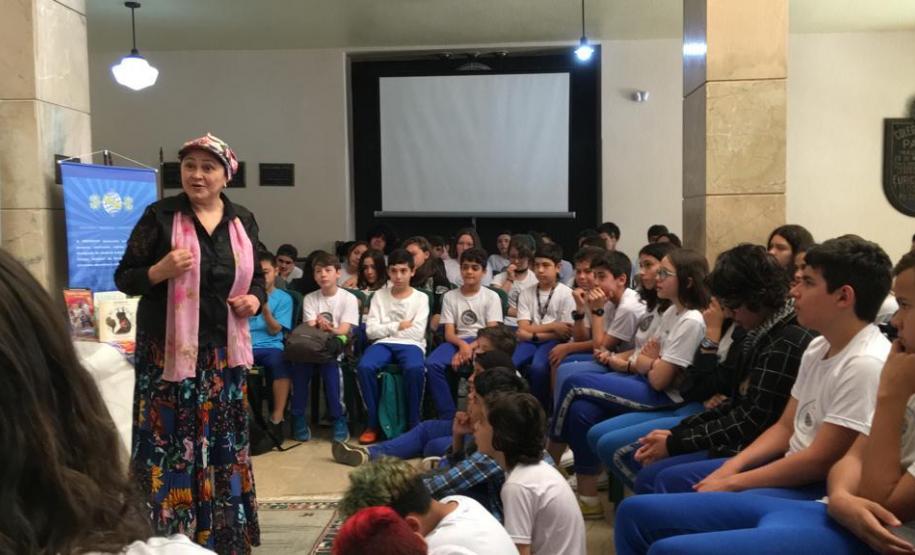 Foto 1 De 23 a 25 de outubro, a semana foi de muita contação de histórias nas unidades de atendimento do Colégio Estadual do Paraná (CEP). A ação coordenada pelo Pertencep, que desenvolve a história e o pertencimento da comunidade estudantil pela divulgação da memória material e imaterial do Colégio, foi apresentada aos estudantes nas unidades de atendimento do CEP-Tiradentes, CEP-Amâncio e também no CEP-CEP.