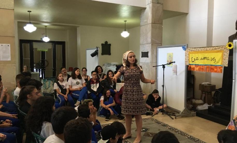 Foto 2 De 23 a 25 de outubro, a semana foi de muita contação de histórias nas unidades de atendimento do Colégio Estadual do Paraná (CEP). A ação coordenada pelo Pertencep, que desenvolve a história e o pertencimento da comunidade estudantil pela divulgação da memória material e imaterial do Colégio, foi apresentada aos estudantes nas unidades de atendimento do CEP-Tiradentes, CEP-Amâncio e também no CEP-CEP.