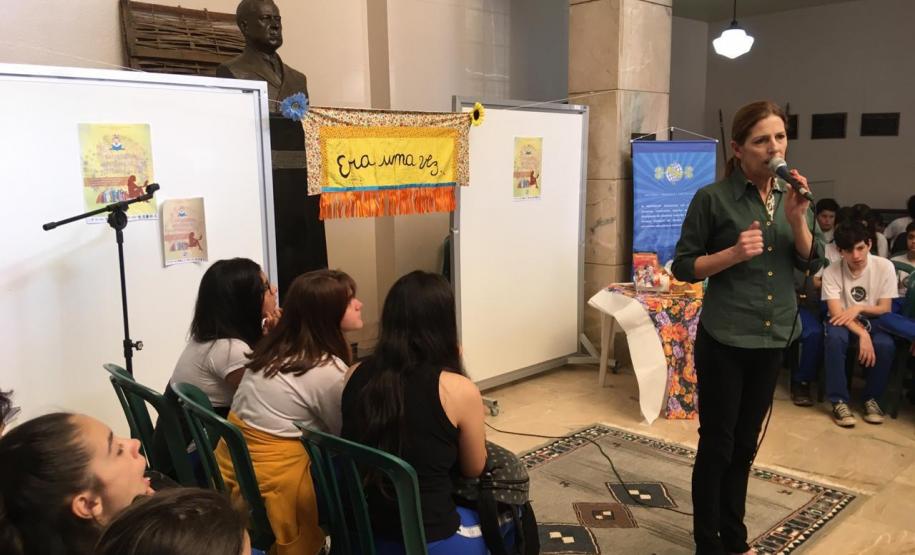 Foto 4 De 23 a 25 de outubro, a semana foi de muita contação de histórias nas unidades de atendimento do Colégio Estadual do Paraná (CEP). A ação coordenada pelo Pertencep, que desenvolve a história e o pertencimento da comunidade estudantil pela divulgação da memória material e imaterial do Colégio, foi apresentada aos estudantes nas unidades de atendimento do CEP-Tiradentes, CEP-Amâncio e também no CEP-CEP.