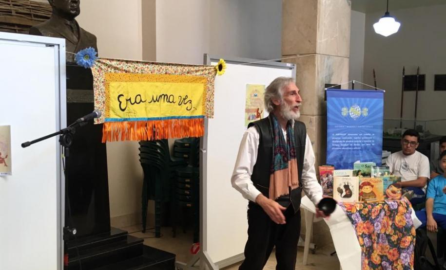 Foto 6 De 23 a 25 de outubro, a semana foi de muita contação de histórias nas unidades de atendimento do Colégio Estadual do Paraná (CEP). A ação coordenada pelo Pertencep, que desenvolve a história e o pertencimento da comunidade estudantil pela divulgação da memória material e imaterial do Colégio, foi apresentada aos estudantes nas unidades de atendimento do CEP-Tiradentes, CEP-Amâncio e também no CEP-CEP.