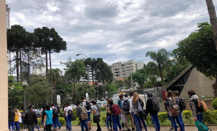Foto 3 A segunda-feira (28) começou com o Plano de Abandono Escolar sendo colocado em prática nas unidades de atendimento do Colégio Estadual do Paraná, no CEP-Tiradentes, no CEP-Amâncio e no CEP-CEP