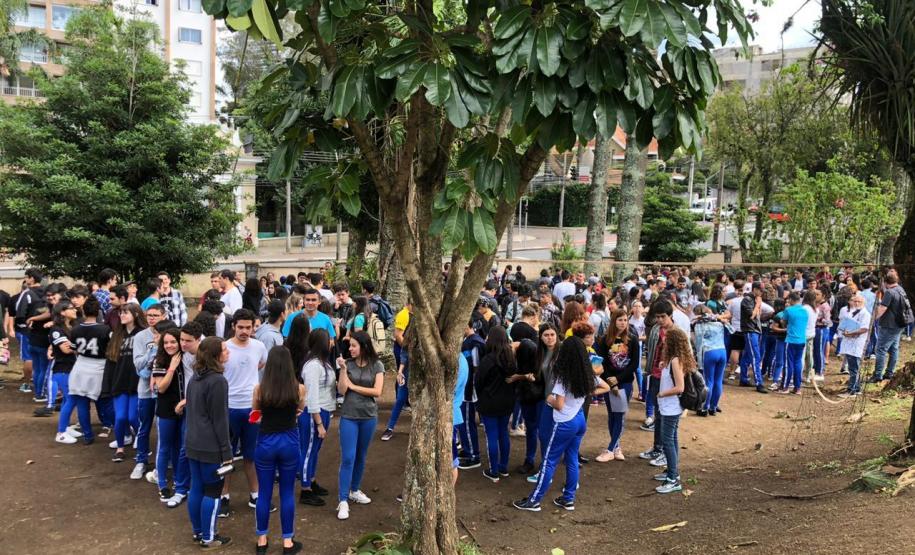 Foto 6 A segunda-feira (28) começou com o Plano de Abandono Escolar sendo colocado em prática nas unidades de atendimento do Colégio Estadual do Paraná, no CEP-Tiradentes, no CEP-Amâncio e no CEP-CEP