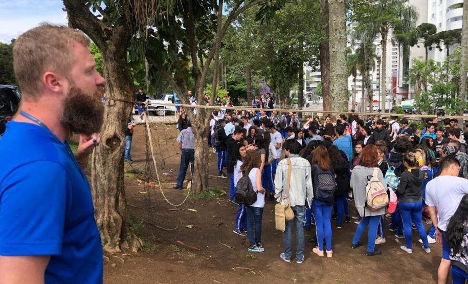 Foto 8 “É um momento para que todos participem com atenção, seguindo as orientações dos brigadistas já capacitados para colocar em prática os procedimentos necessários com agilidade e segurança para todos”, explicou o professor Eduardo Gonçalves, Diretor Auxiliar da manhã.