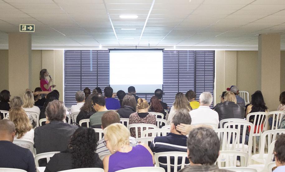 Foto 1 Conforme previsto no Calendário Escolar de 2019, o sábado (26) foi reservado para realização de mais uma etapa de Estudo e Planejamento com o corpo docente e funcionários do Colégio Estadual do Paraná (CEP). Eles se reuniram com as equipes de gestão e pedagógica do Colégio, para discutir ações que envolvem projetos e processos em curso e as ações para 2020.
