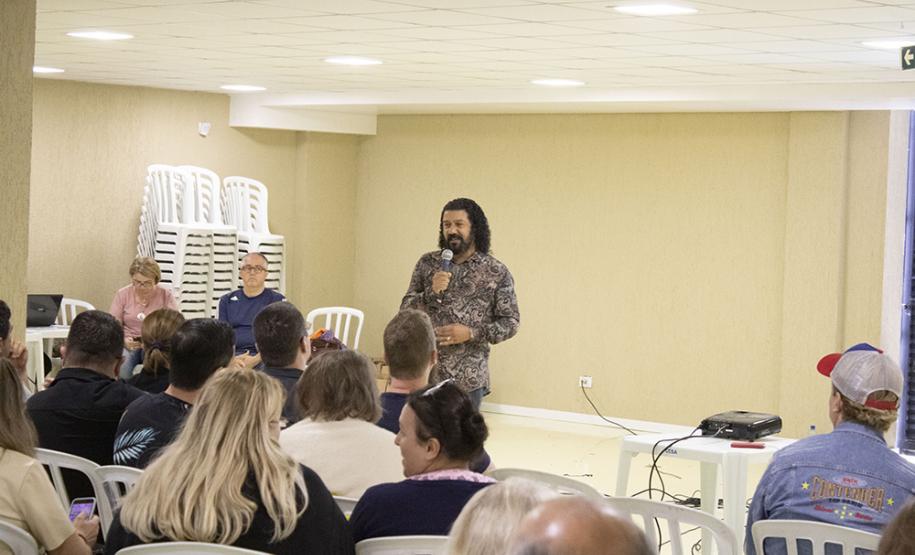 Foto 2 Conforme previsto no Calendário Escolar de 2019, o sábado (26) foi reservado para realização de mais uma etapa de Estudo e Planejamento com o corpo docente e funcionários do Colégio Estadual do Paraná (CEP). Eles se reuniram com as equipes de gestão e pedagógica do Colégio, para discutir ações que envolvem projetos e processos em curso e as ações para 2020.