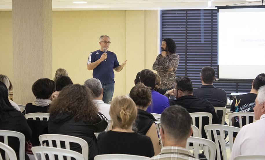 Foto 4 Conforme previsto no Calendário Escolar de 2019, o sábado (26) foi reservado para realização de mais uma etapa de Estudo e Planejamento com o corpo docente e funcionários do Colégio Estadual do Paraná (CEP). Eles se reuniram com as equipes de gestão e pedagógica do Colégio, para discutir ações que envolvem projetos e processos em curso e as ações para 2020.