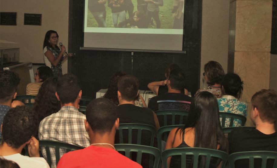 Palestra com a psicóloga Roseane Bernadette, que também é mestre em Educação e conselheira técnica em Saúde Mental do Instituto Tecnologia e Dignidade Humana. E presenças da Diretora Geral do CEP, Tânia Maria Acco, do professor Valdecir Borges do Rego, Coordenador do Curso de Informática no CEP, e da pedagoga responsável Mary Baki. Além da professora Sônia Cassatti do Procep.