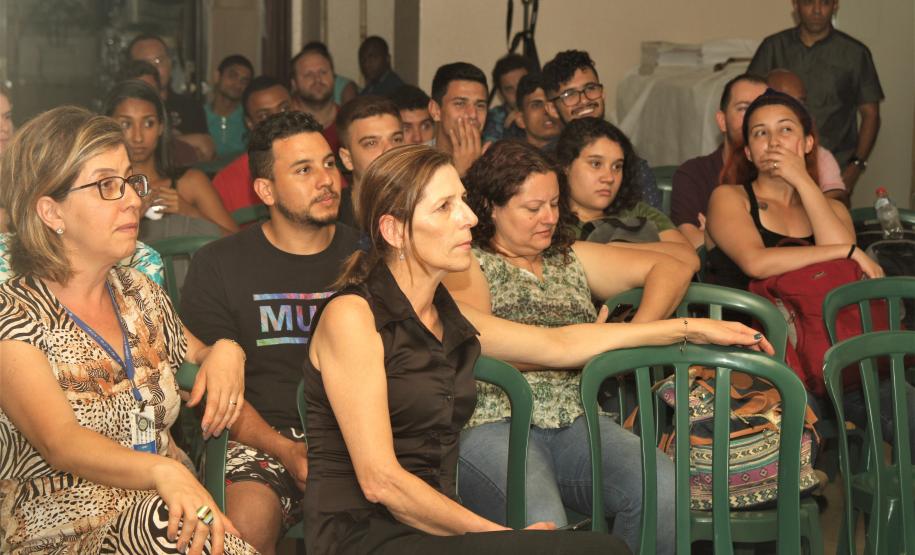 Foto 2 Palestra com a psicóloga Roseane Bernadette, que também é mestre em Educação e conselheira técnica em Saúde Mental do Instituto Tecnologia e Dignidade Humana. E presenças da Diretora Geral do CEP, Tânia Maria Acco, do professor Valdecir Borges do Rego, Coordenador do Curso de Informática no CEP, e da pedagoga responsável Mary Baki. Além da professora Sônia Cassatti do Procep.