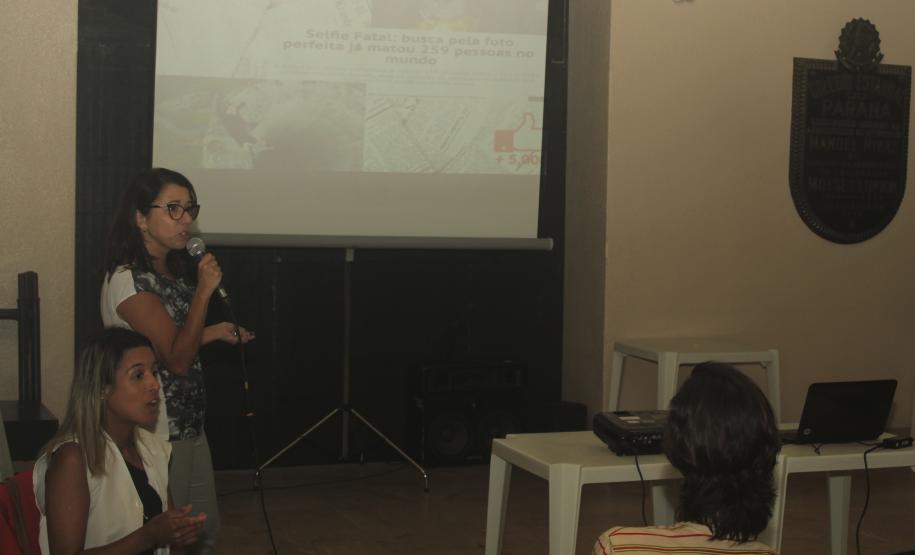 Foto 3 Palestra com a psicóloga Roseane Bernadette, que também é mestre em Educação e conselheira técnica em Saúde Mental do Instituto Tecnologia e Dignidade Humana. E presenças da Diretora Geral do CEP, Tânia Maria Acco, do professor Valdecir Borges do Rego, Coordenador do Curso de Informática no CEP, e da pedagoga responsável Mary Baki. Além da professora Sônia Cassatti do Procep.