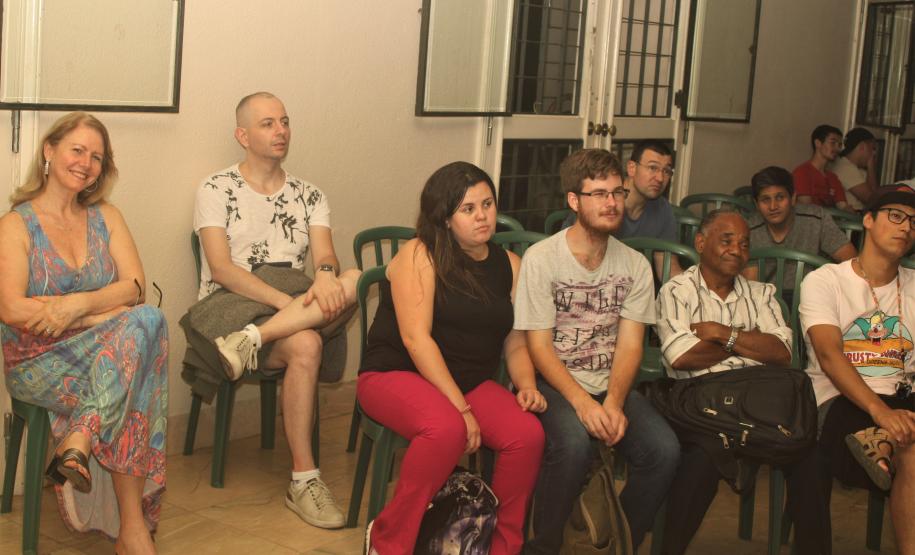 Foto 4 Palestra com a psicóloga Roseane Bernadette, que também é mestre em Educação e conselheira técnica em Saúde Mental do Instituto Tecnologia e Dignidade Humana. E presenças da Diretora Geral do CEP, Tânia Maria Acco, do professor Valdecir Borges do Rego, Coordenador do Curso de Informática no CEP, e da pedagoga responsável Mary Baki. Além da professora Sônia Cassatti do Procep.