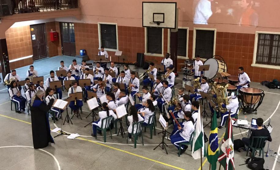 iep 01 Na noite de quinta-feira (31), a Banda Sinfônica Bento Mossurunga encantou o público presente no Instituto de Educação do Paraná (CEP-Instituto), onde a plateia se reuniu para a audição “Trilhas de Cinema”, executada pela composição conduzida pelo maestro e professor Alessandro Gomes.